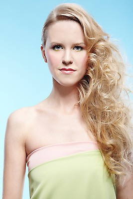 포토 JPG 해외이미지 백인 모델 라이프스타일 헤어스타일 응시 여자 유럽 얼굴 한명 사람 파란색 금발 유행 흰색 화려 우아함 피부 순수 어깨 피부관리 해외202004 해외포토 서양인 1 시선 나라 컬러 컨셉 생활 신체부위 뷰티 파일형식 이미지허브