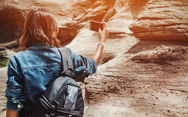 포토 JPG 해외이미지 라이프스타일 행복 여행 장신구 팔찌 자연 표면 모바일 휴가 휴식 한명 미소 야외 스마트폰 여행객 카메라 디지털 바위 잡기 시간 거친 발사 사진사 호기심 탐사 내추럴 해외202004 해외포토 1 감정 컨셉 모션 표정 사람 생활 전자제품 핸드폰 스마트기기 돌_바위 작가 생태계 파일형식 이미지허브