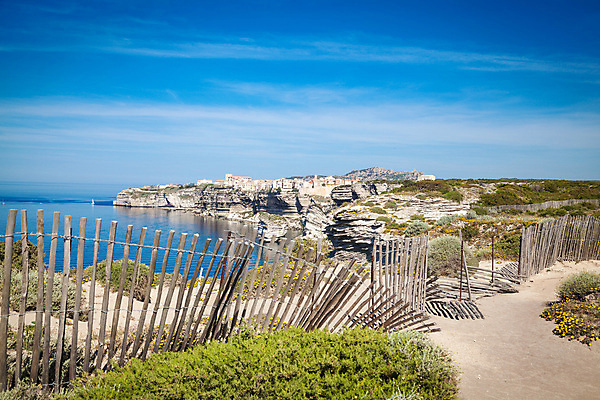 포토 JPG 해외이미지 캐릭터 유럽 모래 바다 자연 하늘 휴가 주택 풍경 사람없음 물 파란색 마을 어둠 프랑스 바위 흰색 저녁 땅 지중해 내추럴 코르시카 해외202004 해외포토 자연요소 나라 컬러 섬 건물 돌_바위 야간 생태계 파일형식 이미지허브