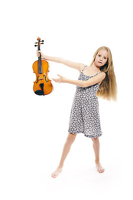 포토 JPG 해외이미지 백인 모델 응시 드레스 여자 교육 행복 감정 얼굴 어린이 줄 음악 백그라운드 학교 놀이 한명 사람 금발 콘서트 음악가 흰색 기구 표현 화려 바이올린 활 예술가 바이올리니스트 고립 뮤지컬 혼자 해외202004 해외포토 서양인 직업 1 헤어스타일 시선 옷 컬러 컨셉 현악기 문화예술 신체부위 공연 연주자 파일형식 이미지허브