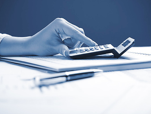 포토 JPG 해외이미지 손 교육 종이 컨셉 비즈니스 손가락 통계 아이디어 사람없음 금융 펜 자료 계산기 정보 업무 분석 가정경제 해외202004 해외포토 가정 문구용품 신체부위 경제 필기구 장비 작업 파일형식 이미지허브