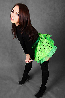 포토 JPG 해외이미지 백인 모델 응시 여자 무기 백그라운드 십자가 관리 한명 빨간색 초록색 빛 치마 갈색 유행 카메라 회색 흰색 춤 점 얼룩 오픈 정상 야간 수줍음 클럽 생강 월 신맛 스타일 해외202004 해외포토 자연요소 서양인 1 시선 감정 컬러 채소 하의 문화예술 사람 전자제품 날짜 맛 파일형식 이미지허브