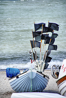 포토 JPG 해외이미지 구름 모래 바다 여행 하늘 낚시 휴가 휴식 항해 덴마크 사람없음 물 여름 파란색 맑음 깃발 보트 휴양지 함선 포트 어장 네비게이션 돛대 착륙 해외202004 해외포토 자연요소 계절 컬러 컨셉 배_교통 레저 날씨 북유럽 장소 파일형식 이미지허브