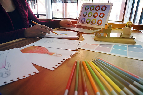 포토 JPG 해외이미지 백인 직업 디자인 옷 여자 산업 비즈니스 창조 성인 취미 사람없음 연필 유행 장비 직물 작업실 마네킹 디자이너 스케치 수집 그림 바쁨 예술가 주인 수공예 재단 재단사 스타일리스트 핸드메이드 스타일 해외202004 해외포토 서양인 학용품 미술 사람 필기구 공예 파일형식 이미지허브