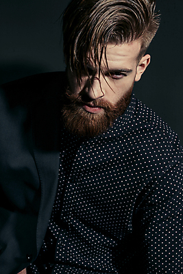 포토 JPG 해외이미지 백인 모델 헤어스타일 유럽 포즈 생각 수염 한명 사람 성인 유행 어둠 비즈니스맨 예복 정중 혼자 스타일 힙스터 해외202004 해외포토 서양인 1 옷 패션 남자 나라 컨셉 비즈니스 직장인 파일형식 이미지허브