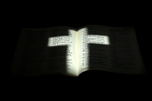 포토 JPG 해외이미지 기독교 종교 컨셉 십자가 텍스트 사람없음 책 빛 교회 믿음 성경 기도 예수 영혼 심볼 증거 신성 귀족 복음 사실 숭배 신앙심 해외202004 해외포토 감정 종교용품 신_종교 파일형식 이미지허브