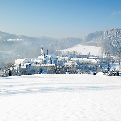 포토 JPG 해외이미지 외관 계절 유럽 고건축 겨울 건축양식 사람없음 야외 건물 교회 역사 시력 체코 질서 수도원 고딕 보헤미아 수녀원 옛날 회랑 눈내림 해외202004 해외포토 건축물 건축 나라 종교건축 눈_날씨 예절 복도 파일형식 이미지허브