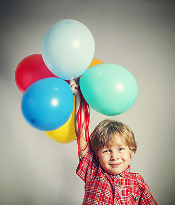 포토 JPG 해외이미지 백인 라이프스타일 기념일 행복 얼굴 어린이 포즈 백그라운드 장난 놀이 하늘 휴가 한명 사람 소년 장식 빨간색 파란색 장난감 파티 유치원 기쁨 게임 흰색 축하 아기 생일 작음 다발 풍선 고립 헬륨 해외202004 해외포토 서양인 1 교육 남자 감정 컬러 컨셉 이벤트 생활 신체부위 원소 크기 파일형식 이미지허브