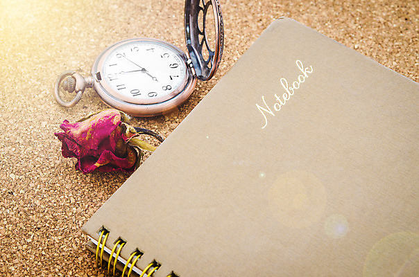 포토 JPG 해외이미지 라이프스타일 디자인 꽃잎 꽃 종이 백그라운드 꽃무늬 탁자 건조 사랑 사람없음 목재 책 빨간색 장미 갈색 다이어리 수확 골동품 시골 역사 우아함 주머니 읽기 손목시계 책상 묘사 질감 복고 페이지 그런지 변기통 옛날 스타일 해외202004 해외포토 나무 식물 감정 시계 컬러 가구 컨셉 무늬 농업 재료 장신구 모션 생활 사무용품 파일형식 이미지허브