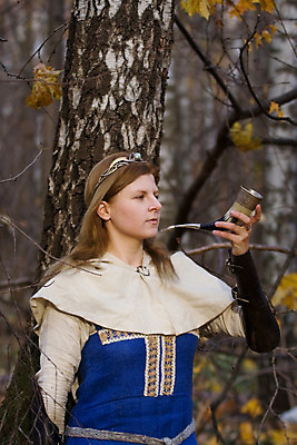 포토 JPG 해외이미지 1 라이프스타일 응시 드레스 옷 여자 얼굴 줄기 잎 목걸이 자연 휴식 뿔 그림자 사랑 한명 미소 사람 성인 파란색 금발 검은색 어둠 꿈 벨트 가을 흰색 가운 숲 속눈썹 피부 그림 목 자작나무 브로치 해외202004 해외포토 나무 식물 헤어스타일 시선 잡화 계절 감정 컬러 컨셉 장신구 표정 생활 신체부위 눈썹 생태계 파일형식 이미지허브