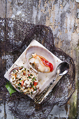 포토 JPG 해외이미지 조개 실내 사람없음 숟가락 그물 조개껍데기 돌판 리조또 나무배경 해외202004 해외포토 음식 백그라운드 어패류 수저 내부 돌_바위 파일형식 이미지허브