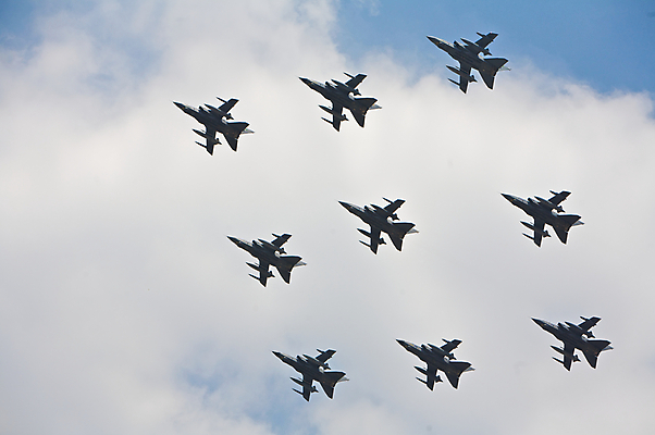 포토 JPG 해외이미지 구름 유럽 날개 하늘 비행기 항해 사람없음 빨간색 파란색 기계 흰색 위험 파일럿 항공 런던 쇼 제트기 여왕 대패 챔피언 프로그램 필승 해외202004 해외포토 자연요소 직업 나라 컬러 컨셉 배_교통 항공교통 영국 대중교통 우승 파일형식 이미지허브