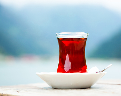 포토 JPG 해외이미지 전통 접시 음료 유리 탁자 산 서브 사람없음 야외 컵 빨간색 파란색 갈색 숟가락 검은색 카페 작음 티스푼 설탕 오브젝트 상쾌 칠면조 스타일 해외202004 튀르키예 해외포토 식기 감정 아시아 컬러 가구 재질 조류 수저 상점 크기 파일형식 이미지허브