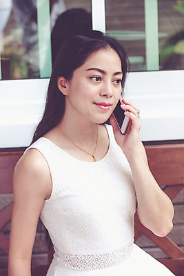 포토 JPG 해외이미지 모델 라이프스타일 긴머리 여자 행복 통신 모바일 휴식 주택 대화 한명 사람 앉기 동양인 성인 세로 30대 스마트폰 수확 복고 소통 해외202004 해외포토 1 헤어스타일 감정 컨셉 농업 모션 말하기 인종 건물 생활 장년 핸드폰 스마트기기 파일형식 이미지허브