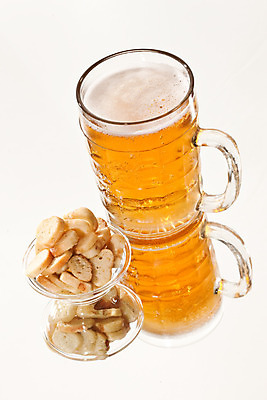 포토 JPG 해외이미지 음료 음식 빵 유리 건조 맥주 사람없음 단어 빛 크래커 거품 추위 껍질 흰색 신선 유리그릇 부스러기 해외202004 해외포토 문자 그릇 컬러 재질 주류 쿠키 파일형식 이미지허브