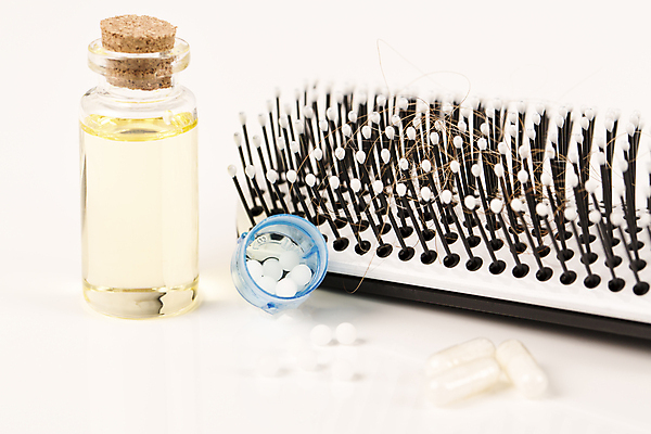 포토 JPG 해외이미지 사람없음 뷰티 알약 머리카락 머리빗 약병 흰배경 헤어관리 두피케어 치료제 탈모 탈모클리닉 해외202004 탈모예방 해외포토 백그라운드 약 머리 흰색 미용용품 예방 클리닉 증상 병_담는 파일형식 이미지허브