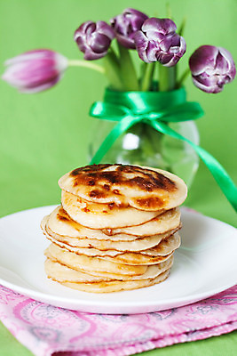 포토 JPG 해외이미지 분홍색 꽃다발 포크 유리 아침 휴가 디저트 요리 사람없음 초록색 쌓기 주방 꽃병 미국 봄 튤립 식탁보 흰색 도자기 원형 컵받침 반죽 브런치 레시피 흙더미 팬케이크 점심식사 해외202004 해외포토 주간 도형 식기 계절 꽃 음식 컬러 북아메리카 모션 재질 케이크 식사 흙 받침대 파일형식 더미 이미지허브