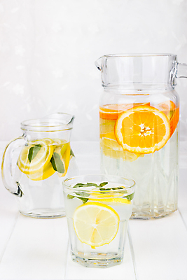 포토 JPG 해외이미지 음료 음식 조각 백그라운드 다이어트 유리 아침 건강 사람없음 목재 세로 물 활발 흰색 액체 차 레몬 레모네이드 민트 라임 꿀 고립 해외202004 해외포토 주간 자연요소 나무 컬러 컨셉 과일 재료 재질 허브 에이드 파일형식 이미지허브