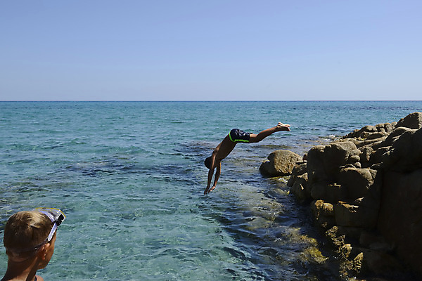 포토 JPG 해외이미지 라이프스타일 행복 어린이 스포츠 바다 포즈 신체 하늘 휴가 한명 사람 소년 물 파란색 태양 점프 수영 흰색 자신감 잠수부 떨어짐 다이빙 수영선수 암초 무료 해외202004 해외포토 자연요소 1 남자 감정 컬러 컨셉 모션 운동선수 생활 수상스포츠 전문직 수중스포츠 파일형식 이미지허브