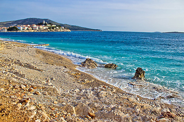 포토 JPG 해외이미지 구름 전통 유럽 모래 바다 건축양식 하늘 주택 파노라마 풍경 사람없음 건물 초록색 여름 파란색 교회 여행객 마을 탑 조약돌 바위 도시 만 역사 지중해 언덕 타운 크로아티아 옛날 터키석 해외202004 해외포토 자연요소 건축물 계절 건축 나라 컬러 종교건축 촬영기법 사람 돌_바위 보석 파일형식 이미지허브