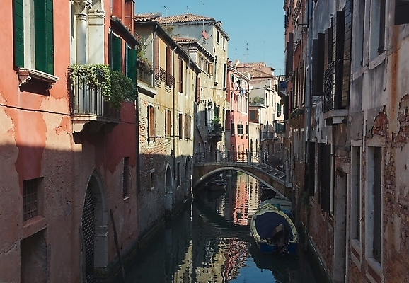 포토 JPG 해외이미지 전통 외관 유럽 여행 건축양식 휴가 주택 풍경 사람없음 야외 건물 물 반사 봄 이탈리아 도시 보트 역사 운하 베네치아 옛날 해외202004 해외포토 자연요소 건축물 계절 건축 나라 배_교통 파일형식 이미지허브