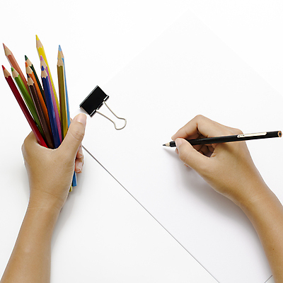 포토 JPG 해외이미지 손 종이 색연필 실내 들기 신체부위 잡기 그리기 서류집게 해외202004 해외포토 모션 학용품 집게 사람 내부 파일형식 이미지허브