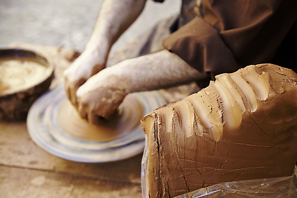 포토 JPG 해외이미지 손 손가락 기술 관리 창조 미술 사람없음 컵 꽃병 젖음 터치 엄지손가락 조끼 업무 바퀴 항아리 도자기 원형 작업실 사발 던지기 성형수술 제조 냄비 집중 서식 만들기 예술가 점토 진흙 장인 조형 주인 수공예 곰팡이 도예가 압력 핸드메이드 해외202004 해외포토 도형 직업 식기 꽃 컨셉 모션 문화예술 신체부위 외투 작업 사기그릇 수술 솥 공예 파일형식 이미지허브