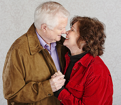 포토 JPG 해외이미지 백인 커플 응시 여자 노년 남자 행복 유럽 결혼 2 남편 미소 성인 두명 손잡기 터치 흰색 아내 쌍 코 돌봄 해외202004 해외포토 서양인 시선 감정 나라 컬러 관계 모션 표정 사람 이벤트 신체부위 파일형식 이미지허브