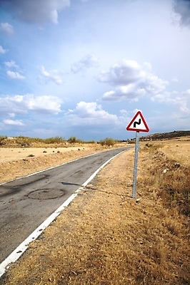 포토 JPG 해외이미지 구름 아이콘 유럽 도로 선 여행 곡선 자동차 하늘 경고 사람없음 금속 페인트 흰색 시골 스페인 위험 아스팔트 심볼 사인 그림 신호 봉 방법 조언 철책 해외202004 해외포토 자연요소 나라 길 육상교통 컬러 컨셉 교통시설 재질 파일형식 이미지허브