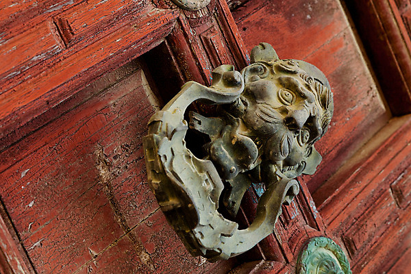 포토 JPG 해외이미지 외관 건축양식 주택 손잡이 사람 사람없음 야외 목재 장식 문 금속 금지 수확 골동품 화려 묘사 보안 대문 문고리 청동 노크 놋쇠 옛날 해외202004 해외포토 나무 건축 컨셉 농업 재료 재질 안전 건물 파일형식 이미지허브