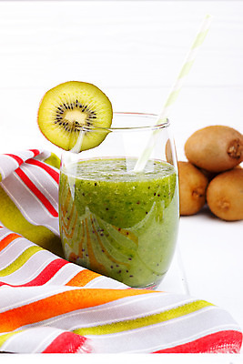 포토 JPG 해외이미지 음료 음식 백그라운드 농업 다이어트 과일 자연 유리 탁자 건강 키위 사람없음 목재 초록색 상자 침묵 주스 신선 달콤 유기농 날것 슬라이스 숙성 스무디 이국적 해외202004 해외포토 나무 웰빙 산업 컬러 가구 재료 재질 소리 맛 생태계 파일형식 이미지허브