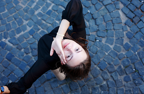 포토 JPG 해외이미지 학생 응시 여자 행복 유럽 도로 얼굴 여행 건축양식 주택 한명 미소 사람 야외 건물 여름 청춘 머리 걷기 산책 기쁨 자유 도시 보행자 보행로 피부 러시아 타운 성인여자만 해외202004 해외포토 1 건축물 시선 계절 건축 감정 나라 길 컨셉 교통시설 모션 휴식 표정 신체부위 여자만 성인만 파일형식 이미지허브