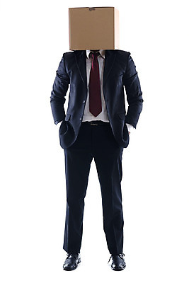 포토 JPG 해외이미지 전신 남자 한명 서기 정장 성인 앞모습 비즈니스맨 종이상자 흰배경 주머니손 성인남자한명만 해외202004 해외포토 1 옷 뷰포인트 백그라운드 비즈니스 모션 사람 상자 흰색 직장인 남자한명만 성인남자만 파일형식 이미지허브