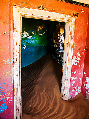포토 JPG 해외이미지 모래 분홍색 여행 오렌지 건축양식 아프리카 자연 주택 건조 사람없음 내부 건물 빨간색 초록색 파란색 컬러풀 갈색 문 사막 복도 역사 유령 버리기 발굴 다이아몬드 먼지 타운 나미비아 썩음 옛날 파멸 해외202004 해외포토 건축물 건축 나라 컬러 컨셉 과일 모션 도시 보석 생태계 남아프리카 파일형식 소멸 이미지허브