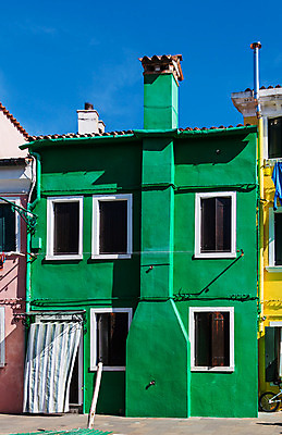 포토 JPG 해외이미지 전통 섬 여행 건축양식 하늘 주택 사람없음 건물 초록색 물 파란색 컬러풀 노란색 여행객 문 맑음 페인트 이탈리아 흰색 그림 심플 운하 베네치아 석호 채널 해외202004 해외포토 자연요소 건축물 건축 유럽 컬러 날씨 사람 파일형식 이미지허브