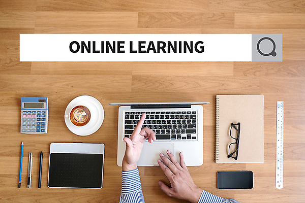 포토 JPG 해외이미지 라이프스타일 손 여자 교육 컨셉 인터넷 일러스트 비즈니스 통신 탁자 수업 아이디어 직장 관리 사람 사람없음 노트북 컴퓨터 컬러풀 글로벌 사무실 알약 디지털 웹 장비 업무 작업 그룹 계획 연결 강의 그림 온라인 개발 세미나 소셜 온라인강의 웨비나 해외202004 해외포토 컬러 가구 회사 생활 신체부위 전자제품 약 파일형식 언택트 이미지허브