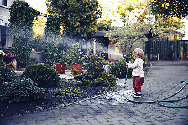 포토 JPG 해외이미지 나무 식물 백인 라이프스타일 꽃 휴가 한명 야외 가로 초록색 물 여름 금발 정원 기쁨 차도 잡기 물주기 원예 원예사 스플래쉬 해외202004 해외포토 자연요소 서양인 직업 1 헤어스타일 계절 감정 도로 컬러 모션 사람 취미 생활 파일형식 이미지허브