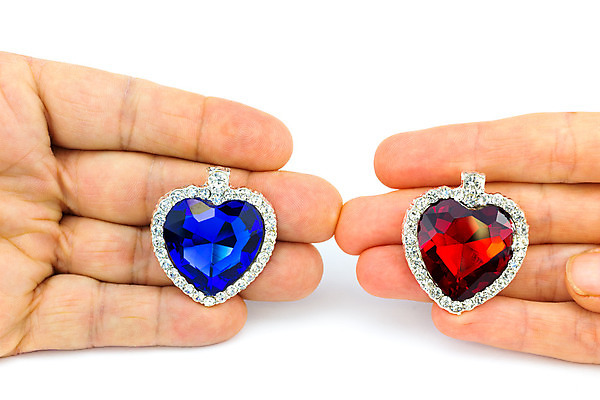 포토 JPG 해외이미지 디자인 여자 남자 2 목걸이 손가락 남편 함께함 발렌타인데이 관리 선물 사랑 사람없음 장식 빨간색 파란색 빛 컬러풀 유행 놀람 하트 마음 고급 은색 크리스탈 보석 자르기 소중 다이아몬드 팬던트 해외202004 해외포토 모양 손 감정 컬러 컨셉 장신구 모션 데이이벤트 표정 사람 광석 파일형식 이미지허브