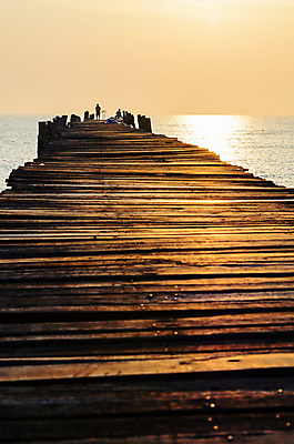포토 JPG 해외이미지 라이프스타일 바다 태국 자연 하늘 아침 낚시 그림자 어업 사람 풍경 사람없음 야외 목재 물 빛 햇빛 노란색 일출 항구 일몰 새벽 산책로 시골 황금 장면 스카이라인 옛날 수평선 해외202004 해외포토 주간 자연요소 나무 산업 아시아 길 컬러 재료 교통시설 레저 생활 태양 노을 생태계 파일형식 이미지허브