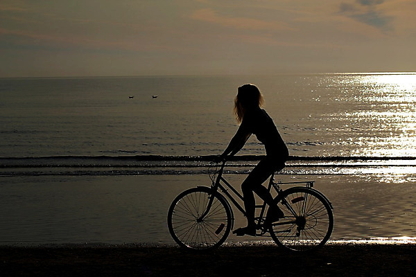 포토 JPG 해외이미지 라이프스타일 여자 실루엣 스포츠 여행 자연 하늘 휴가 건강 사람 사람없음 야외 물 운동 태양 반사 자전거 일몰 바퀴 승차 야간 저녁 순환 주말 해외202004 해외포토 자연요소 모션 촬영기법 생활 노을 바이크 생태계 파일형식 이미지허브