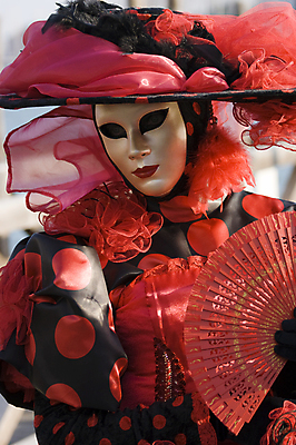 포토 JPG 해외이미지 주간 여자 가면 한명 상반신 성인 야외 빨간색 이탈리아 부채 베네치아 변장 중세의상 성인여자한명만 해외202004 해외포토 자연요소 1 유럽 컬러 사람 전통의상 여자한명만 성인여자만 파일형식 이미지허브