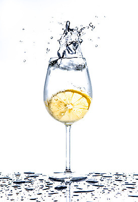 포토 JPG 해외이미지 음료 백그라운드 과일 모션 유리 건강 사람없음 초록색 물 여름 파란색 반사 얼음 거품 젖음 흐름 추위 흰색 물방울 신선 투명 액체 떨어짐 시원함 갈증 레몬 순수 오브젝트 상쾌 분무기 내추럴 고립 생태학 스플래쉬 해외202004 해외포토 자연요소 계절 교육 감정 컬러 컨셉 재질 파일형식 이미지허브