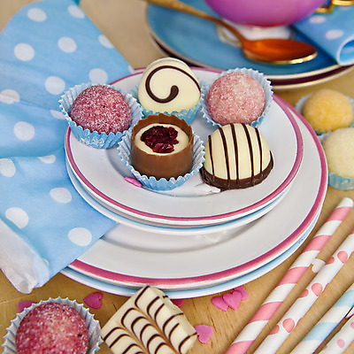 포토 JPG 해외이미지 접시 분홍색 사탕 종류 빨대 사람없음 장식 파란색 초콜릿 수확 마음 대접 선택 달콤 설탕 정사각형 파스텔톤 해외202004 해외포토 도형 식기 컬러 컨셉 농업 디저트 맛 파일형식 이미지허브