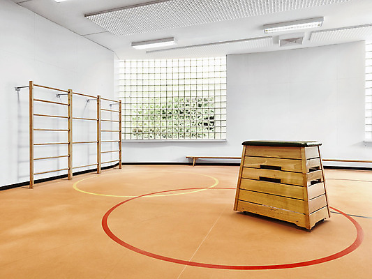 포토 JPG 해외이미지 직업 스포츠 백그라운드 건강 사람없음 빨간색 빛 운동 힘 침묵 경쟁 장비 기차 기구 반지 바 연습 오브젝트 체육관 체조선수 체조 평행 토너먼트 해외202004 해외포토 육상교통 컬러 컨셉 장신구 운동선수 대중교통 소리 파일형식 이미지허브