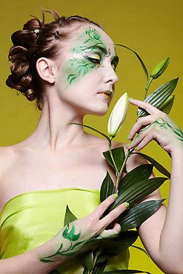 포토 JPG 해외이미지 백인 응시 여자 컨셉 잎 요정 실내 무표정 한명 들기 상반신 성인 앞모습 꽃봉오리 바디페인팅 페이스페인팅 성인여자한명만 초록배경 해외202004 해외포토 서양인 식물 1 시선 꽃 감정 뷰포인트 백그라운드 모션 표정 사람 내부 초록색 여자한명만 성인여자만 파일형식 이미지허브