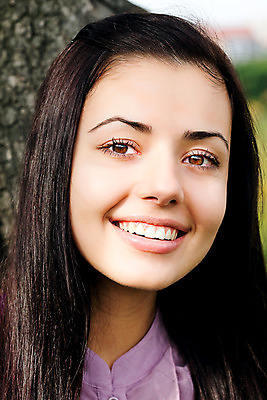 포토 JPG 해외이미지 백인 모델 1 라이프스타일 응시 여자 얼굴 잎 자연 한명 미소 사람 소녀 성인 초록색 여름 금발 태양 유행 활발 우아함 피부 입술 시력 사춘기 천진난만 완전 해외202004 해외포토 자연요소 서양인 식물 헤어스타일 시선 계절 어린이 컬러 컨셉 표정 생활 신체부위 생태계 파일형식 이미지허브