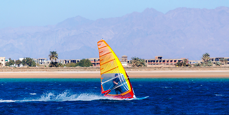 포토 JPG 해외이미지 주간 파도 바다 한명 상반신 성인 야외 건물 옆모습 윈드서핑 승차 성인한명만 해외202004 해외포토 자연요소 1 건축물 뷰포인트 모션 사람 수상스포츠 성인만 파일형식 이미지허브
