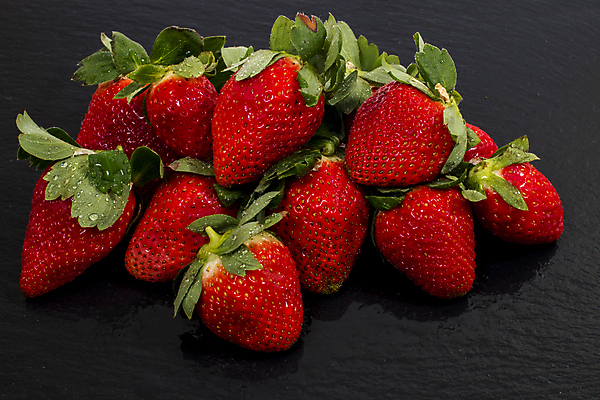 포토 JPG 해외이미지 음식 백그라운드 과일 딸기 건강 사람없음 빨간색 쌓기 검은색 젖음 바위 신선 그룹 맛 먹기 유기농 날것 판 고립 석판 숙성 해외202004 해외포토 웰빙 컬러 컨셉 모션 돌_바위 파일형식 이미지허브