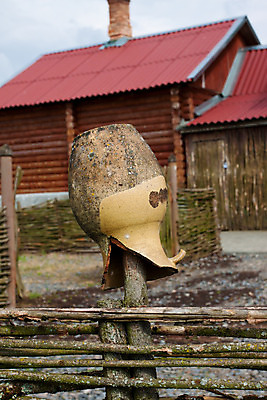 포토 JPG 해외이미지 그릇 식기 주택 협상 사람없음 목재 빨간색 세로 파란색 울타리 갈색 마을 회색 기구 시골 항아리 균열 허들 점토 옛날 해외202004 해외포토 나무 컬러 비즈니스 재료 모션 건물 담장 도자기 장애물 파일형식 이미지허브