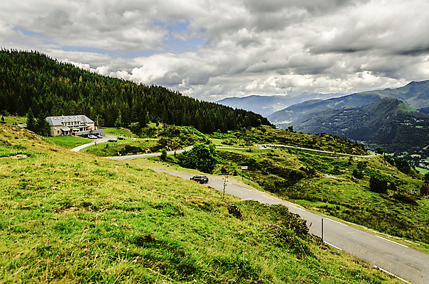 포토 JPG 해외이미지 나무 구름 응시 유럽 도로 길 여행 겨울 자연 하늘 산 그림자 풍경 사람없음 야외 초록색 파란색 빛 컬러풀 환경 계곡 흰색 스페인 숲 땅 언덕 내추럴 넘어짐 방법 해외202004 해외포토 자연요소 식물 시선 계절 나라 컬러 교통시설 모션 생태계 파일형식 이미지허브